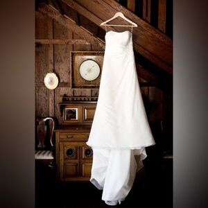 Mori Lee Ivory Wedding Dress, fits street size 8-10 or can be altered smaller.